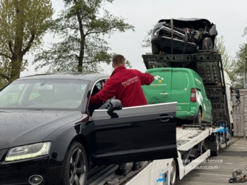 Auto met motorschade wordt opgehaald door inkoopservice