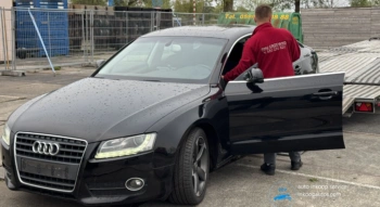 Auto met motorschade wordt opgehaald