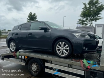 Lexus (Toyota) hybride op de trailer van onze gratis ophaalservice in Nederland en België.