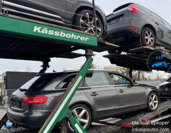 Grote professionele autotransporter geladen met Audi's en andere wagens voor internationaal transport naar Oost- en Zuid-Europa