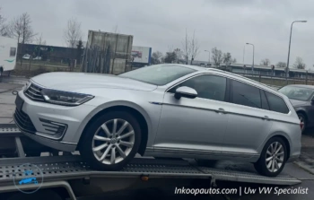 Een Volkswagen Passat GTE Variant wordt op de trailer geladen door de inkoop specialist voor export.