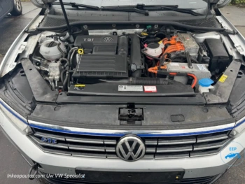 Motorruimte van een Volkswagen Passat GTE hybride bij de technische inspectie voor inkoop.